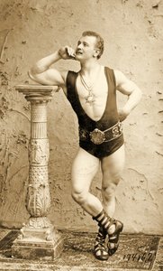 Eugen Sandow, klasszikus ókori görög-római pózban, 1894 körül